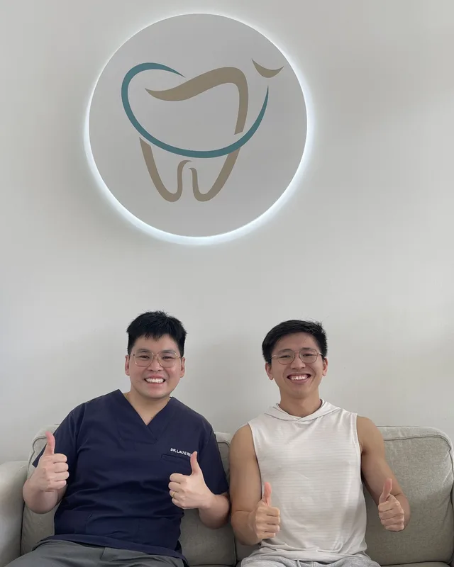 Doktor gigi Ivory Dental di bawah logo gigi klinik