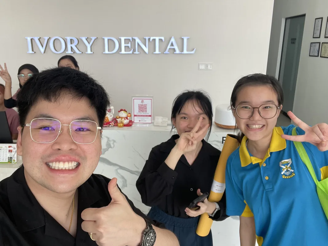 Pasukan Ivory Dental di kaunter penerimaan klinik