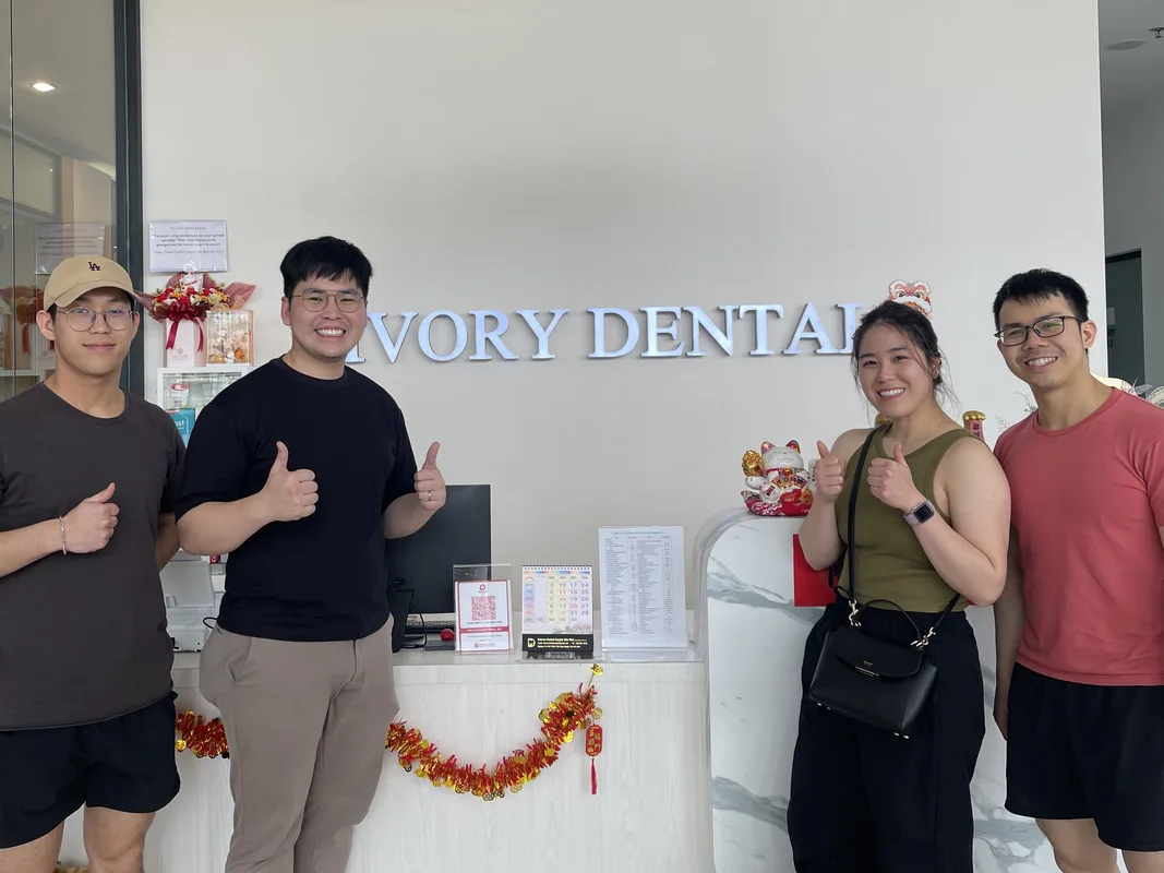 Pasukan Ivory Dental di kaunter penerimaan klinik