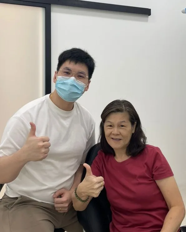 Ahli pasukan Ivory Dental bersama pesakit