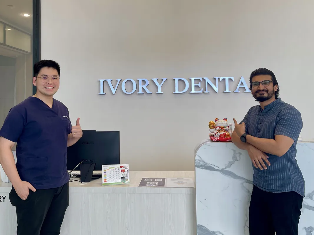 Ahli pasukan Ivory Dental bersama pesakit di kaunter penerimaan