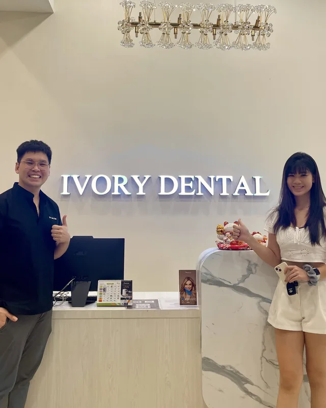 Ahli pasukan Ivory Dental bersama pesakit di kaunter penerimaan