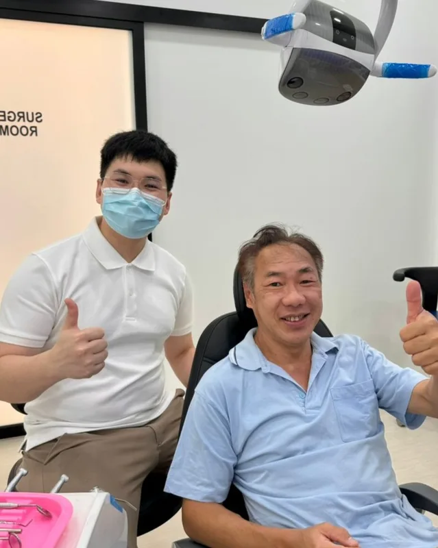Ahli pasukan Ivory Dental bersama pesakit di bilik rawatan