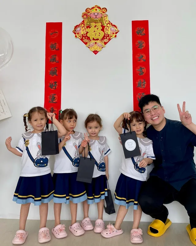 Ahli pasukan Ivory Dental bersama pesakit kecil semasa Tahun Baharu Cina