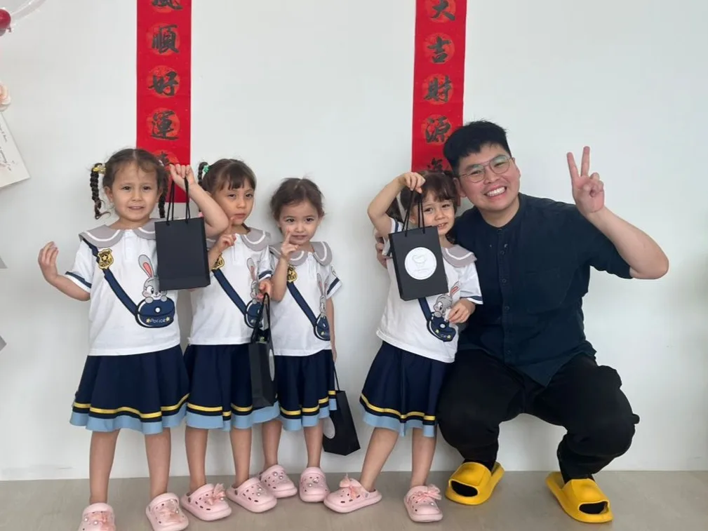 Ahli pasukan Ivory Dental bersama pesakit kecil semasa lawatan sekolah