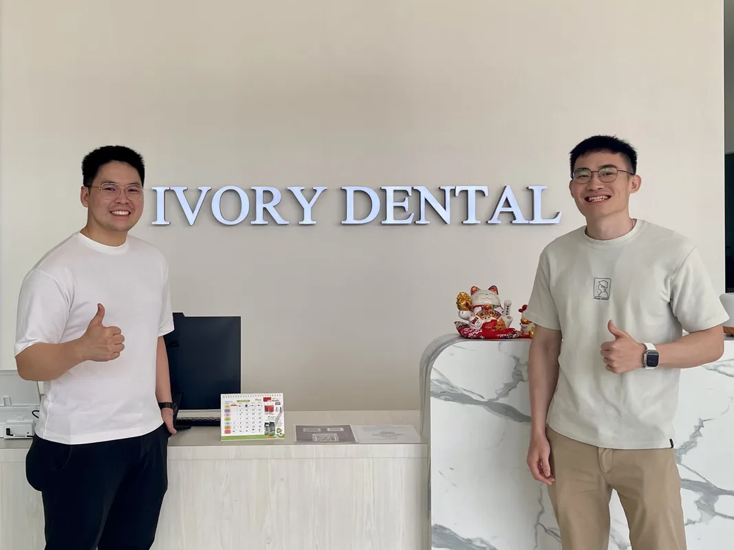 Ahli pasukan Ivory Dental di kaunter penerimaan