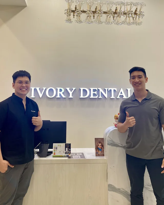 Ahli pasukan Ivory Dental di kaunter penerimaan