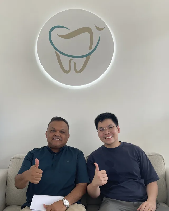 Ahli pasukan Ivory Dental di bawah logo gigi klinik