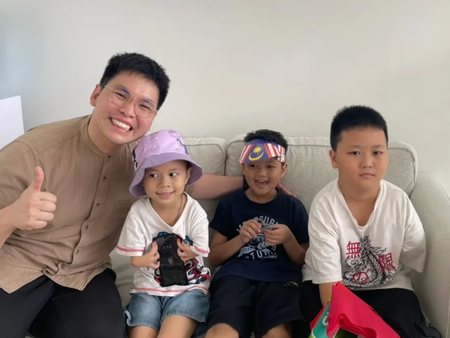 Ahli pasukan Ivory Dental bersama pesakit kecil