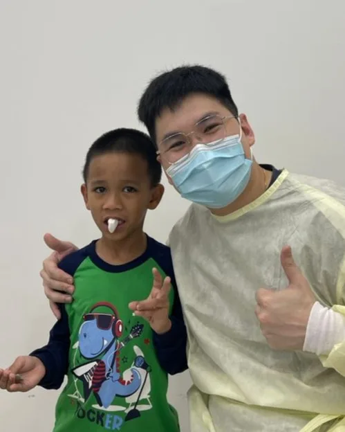 Ahli pasukan Ivory Dental bersama pesakit kecil